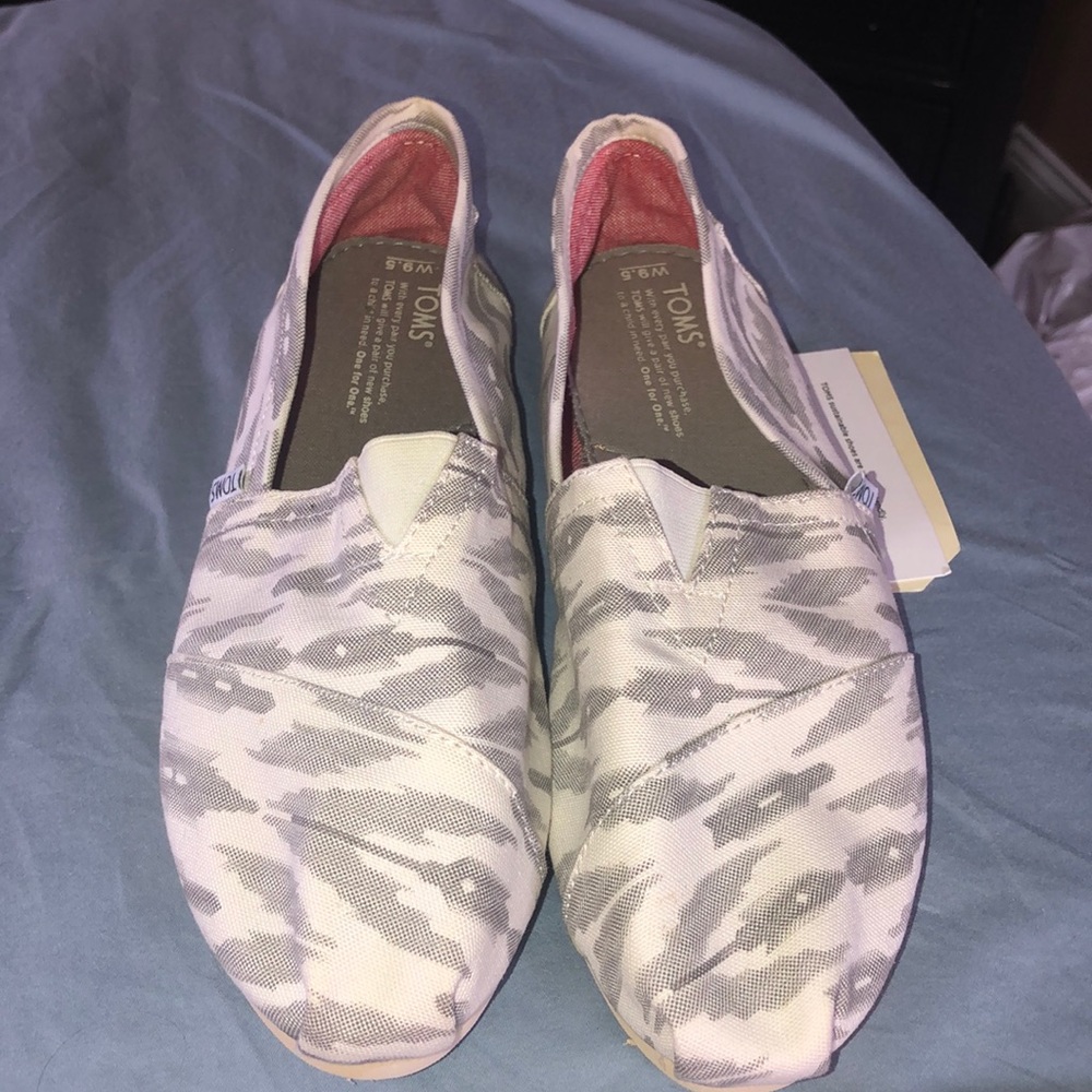 NWT women TOMS